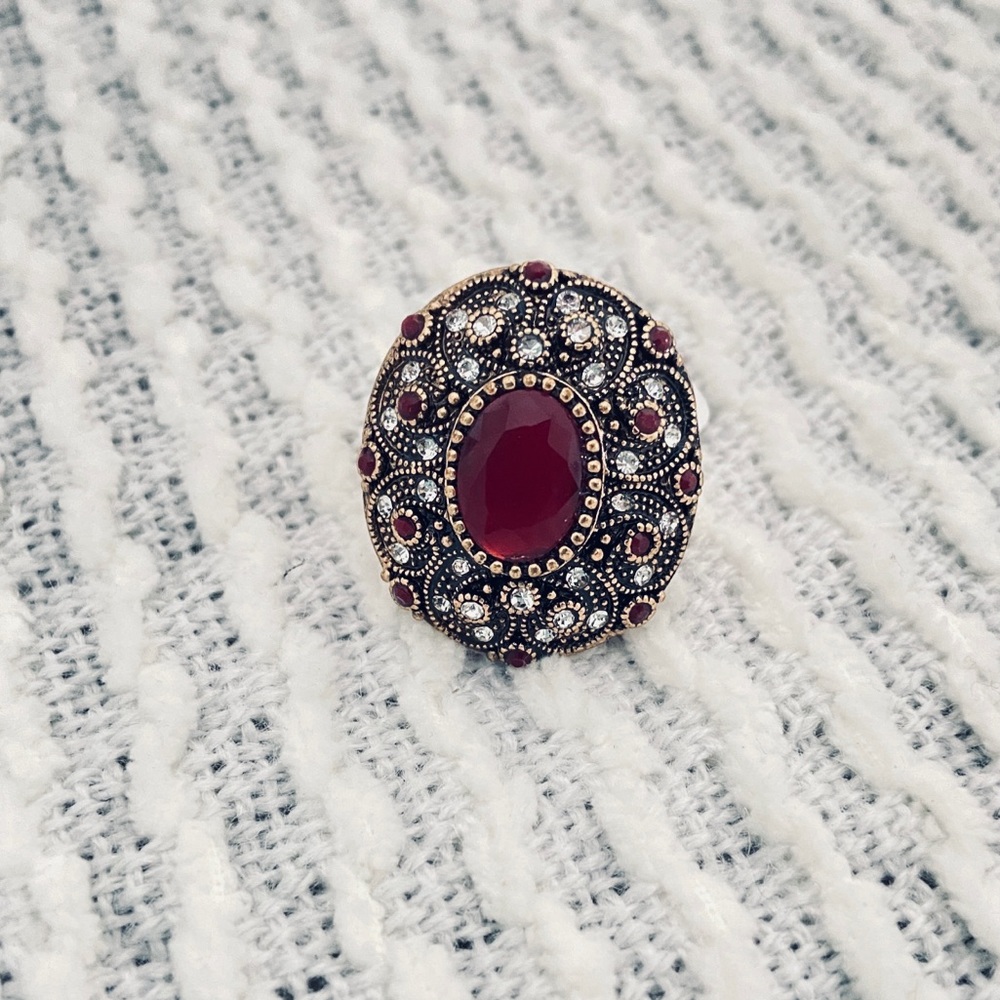 Vintage “style”ring ( no vintage)